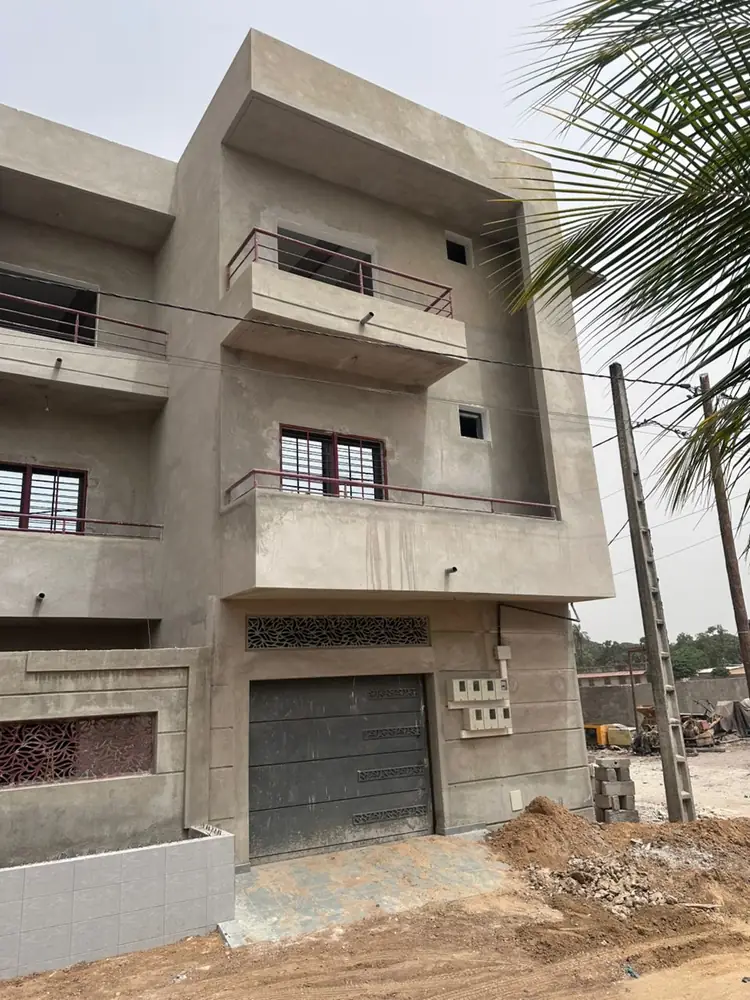 Photo du chantier : pignon avec balcons et porte de garage